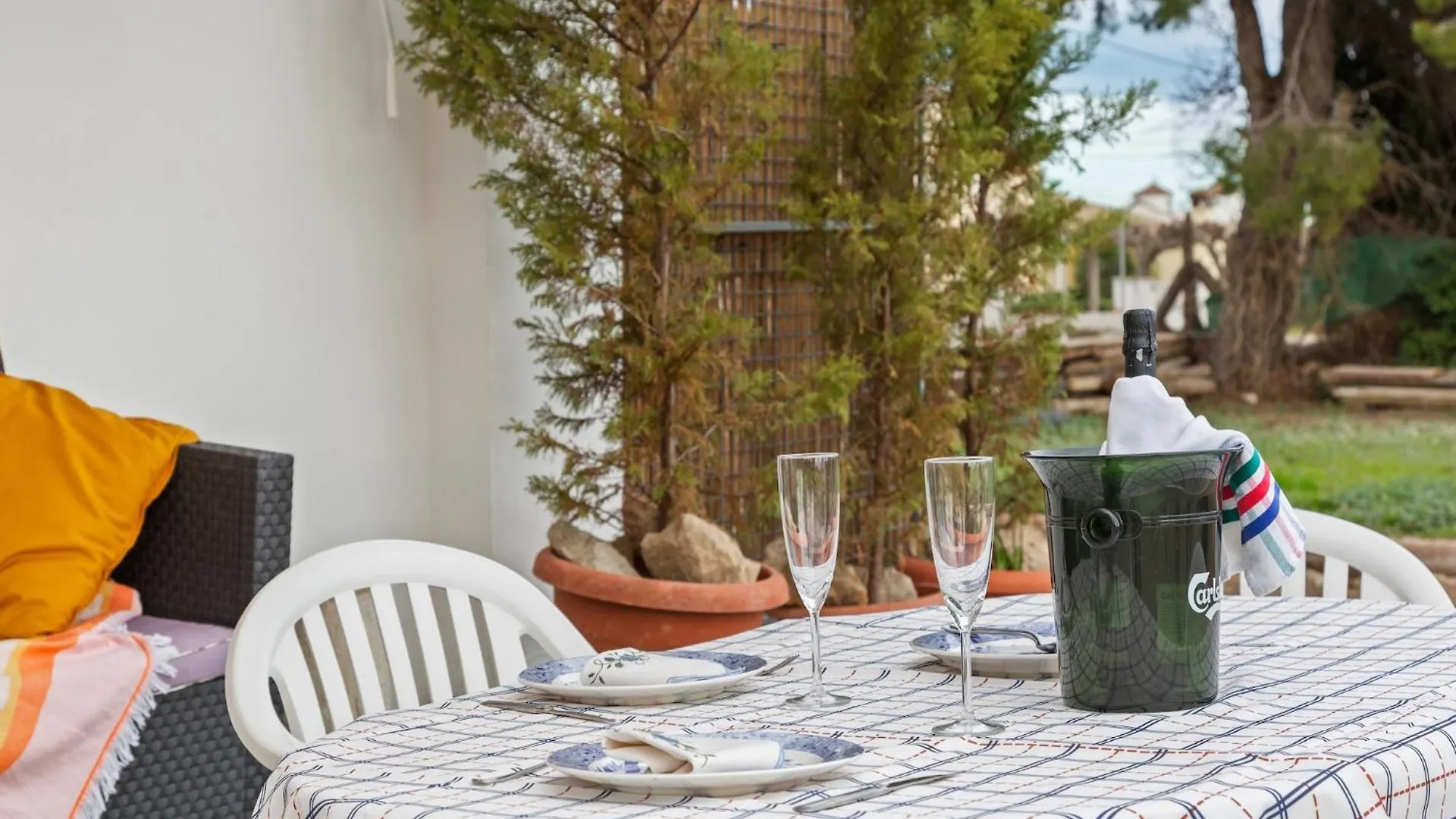 Nature Hideaway In Deltebre For Families